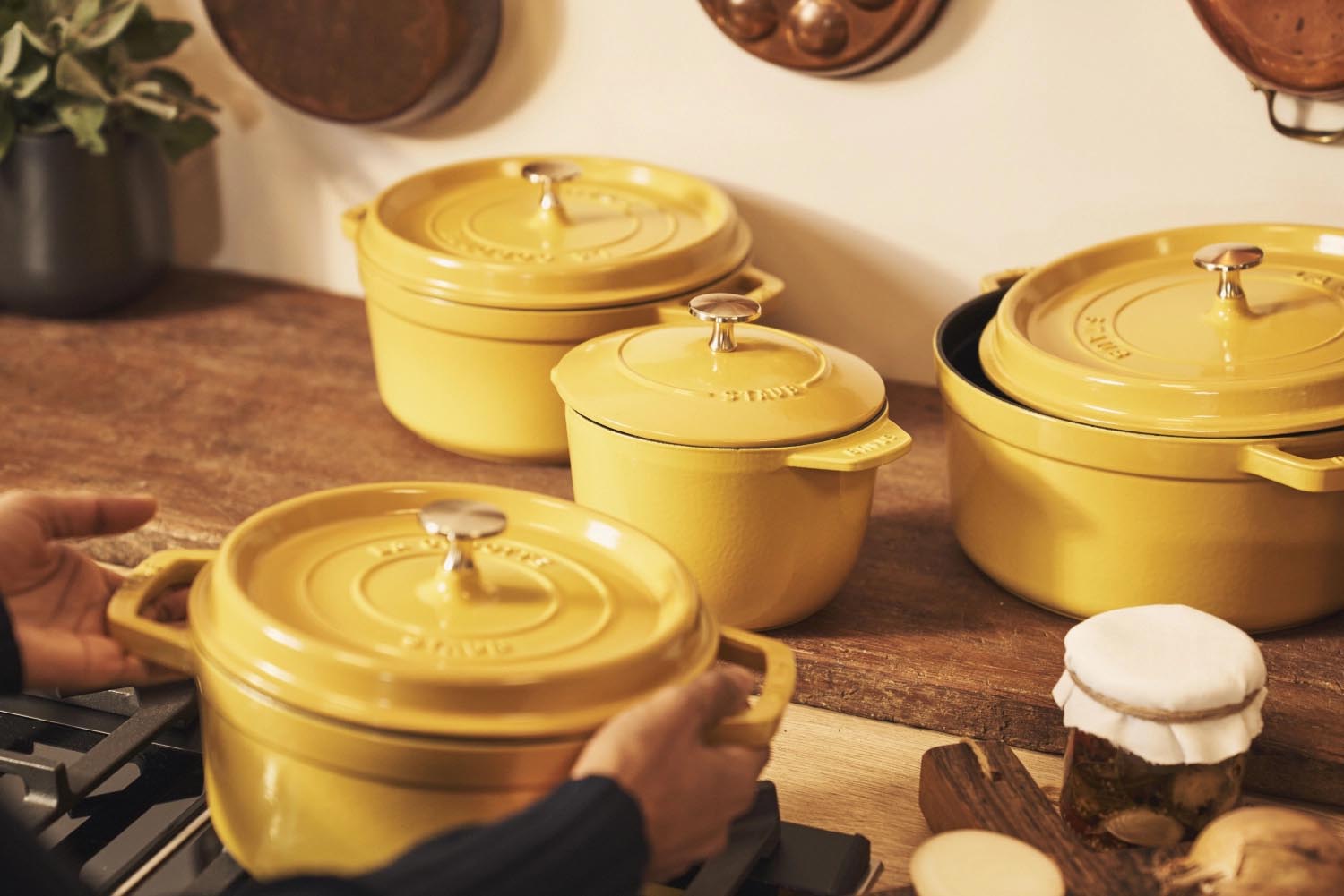 Runde Gusseisen-Cocotte von Staub, 26 cm, 5.25 l, in leuchtendem Citron-Gelb. Ideal für Schmorgerichte und elegantes Servieren.