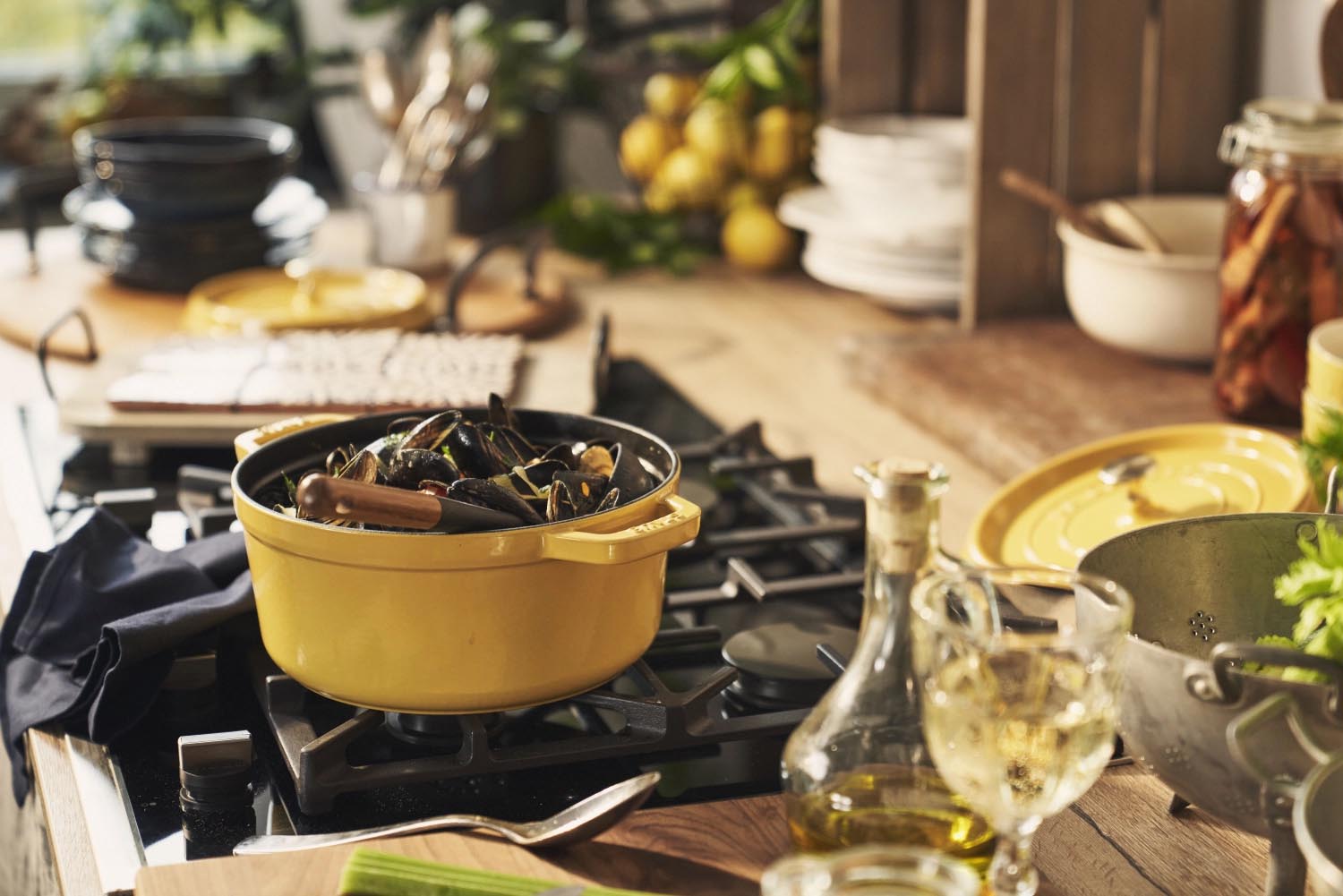 Runde Gusseisen-Cocotte, 28 cm, 6.7 l, in strahlendem Citron-Gelb. Ideal für Schmorgerichte und elegantes Kochen.