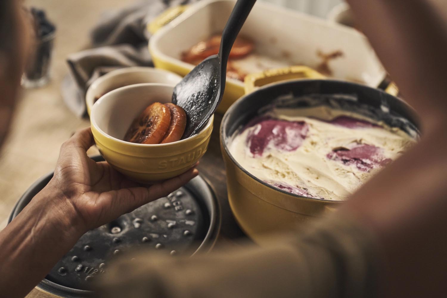 Runde Gusseisen-Cocotte, 28 cm, 6.7 l, in strahlendem Citron-Gelb. Ideal für Schmorgerichte und elegantes Kochen.