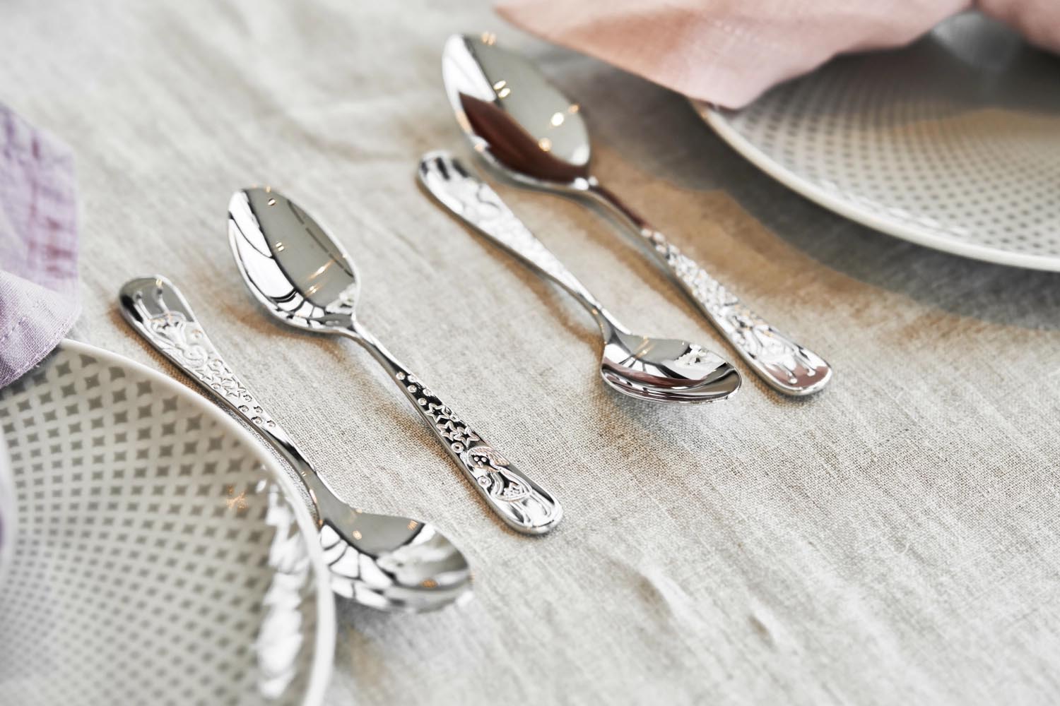 Hochwertiges 4-teiliges Kinderbesteck von Zwilling mit Grimms Märchen Motiven, ideal für kleine Märchenfans.