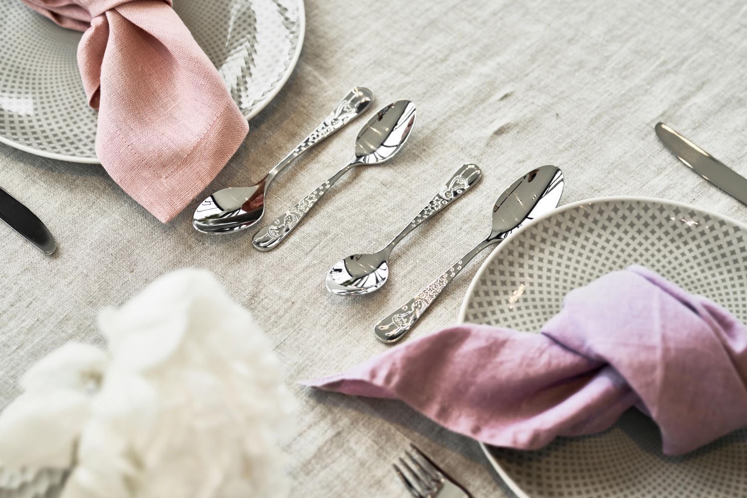 Zauberhaftes Kinderbesteck-Set von Zwilling mit Grimms Märchen Motiven, perfekt für Kinder, die Märchen lieben.