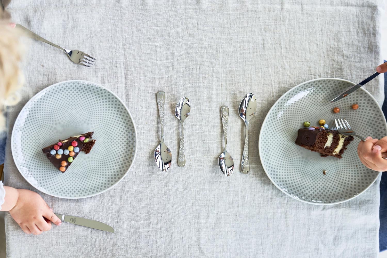 Zauberhaftes Kinderbesteck-Set von Zwilling mit Grimms Märchen Motiven, perfekt für Kinder, die Märchen lieben.