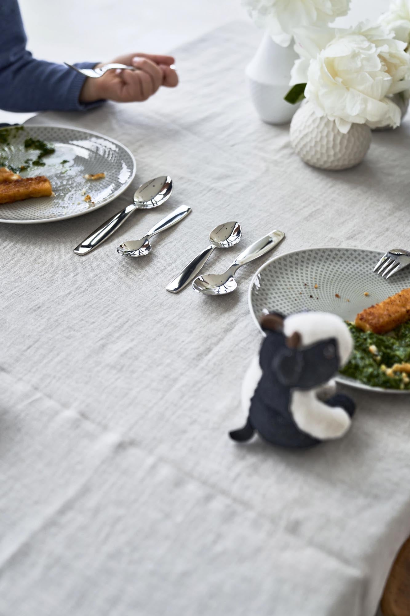 Das 4-teilige Kinderbesteck Pila von Zwilling aus Edelstahl ist ideal für Kinderhände und besticht durch sein modernes Design.