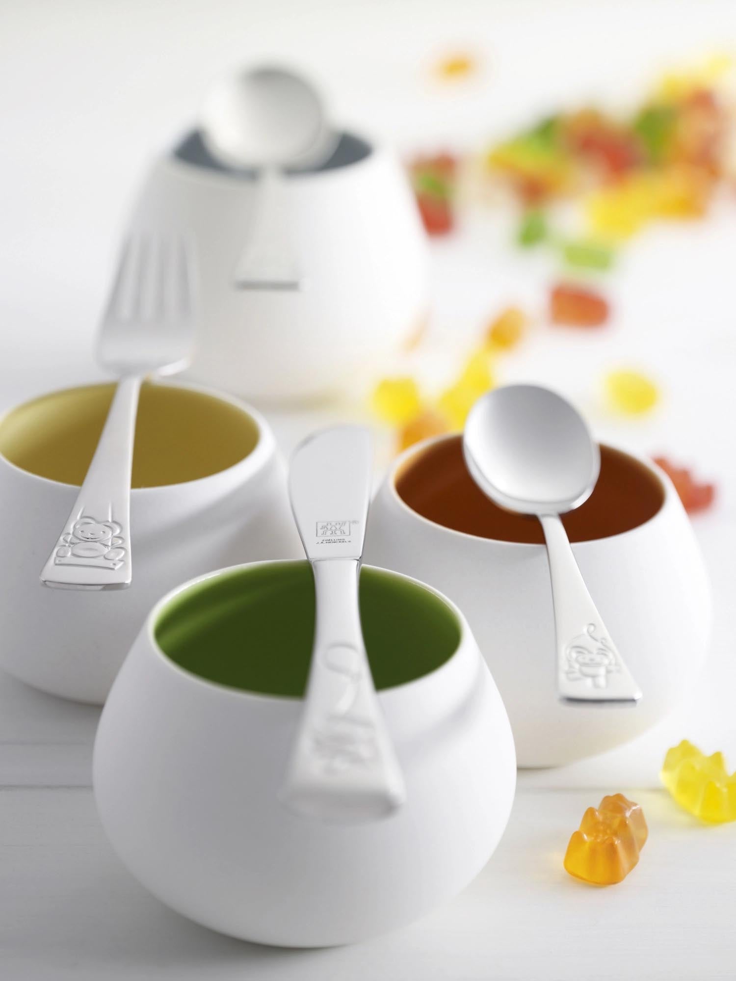 Das 4-teilige Kinderbesteck Teddy von Zwilling bietet ein ergonomisches Design, hochwertige Qualität und ist ideal für kleine Kinderhände.