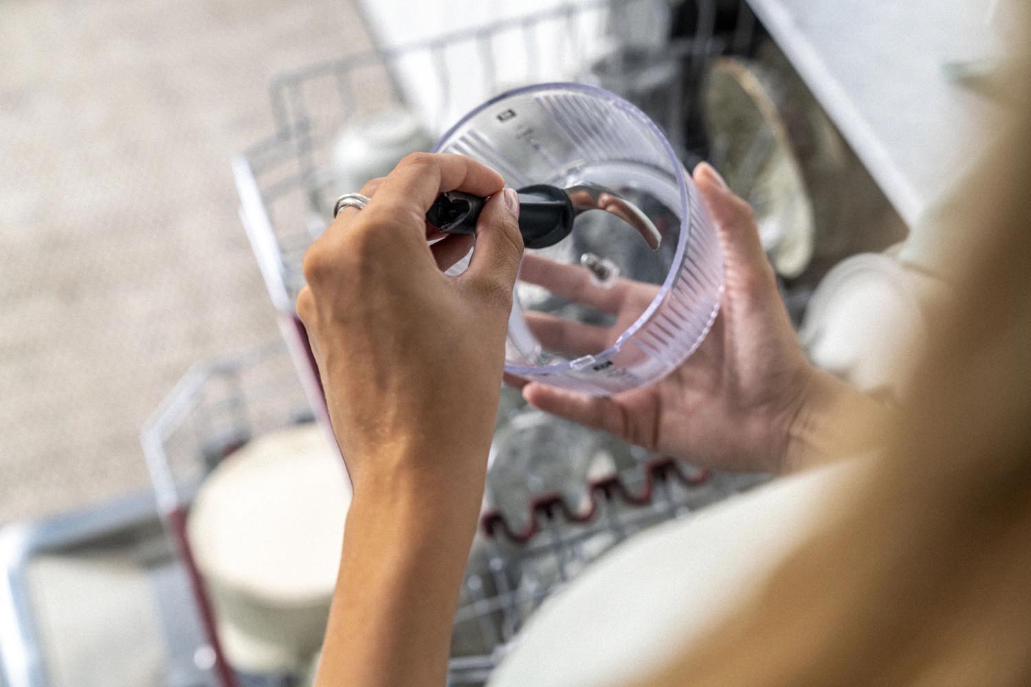 Kompakter Zwilling Enfinigy Häcksler in Weiss, ideal für effizientes Zerkleinern und Mixen von Zutaten in Ihrer Küche.