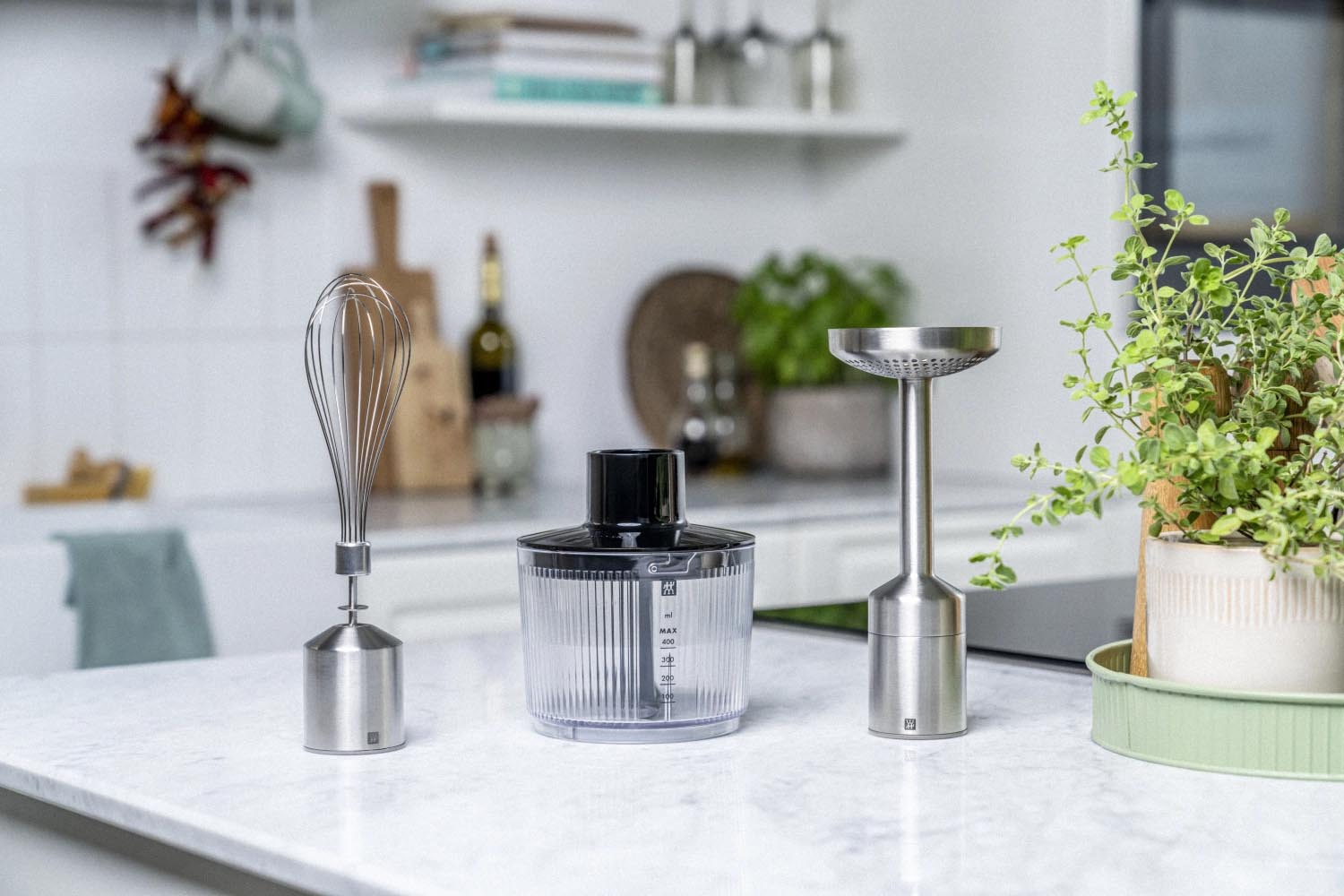 Der Zwilling Enfinigy Häcksler Schwarz bietet modernes Design und kraftvolle Leistung für müheloses Zerkleinern in der Küche.