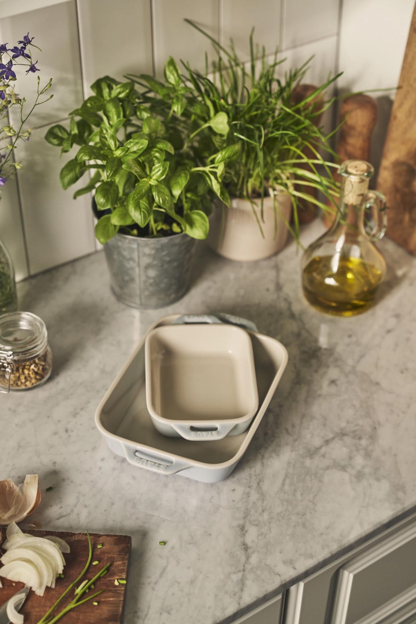 Hochwertiges 2-teiliges Ofenformset aus Keramik von Staub in Hellblau, perfekt für Backen und Servieren, Grössen: 20x16 & 27x20 cm.