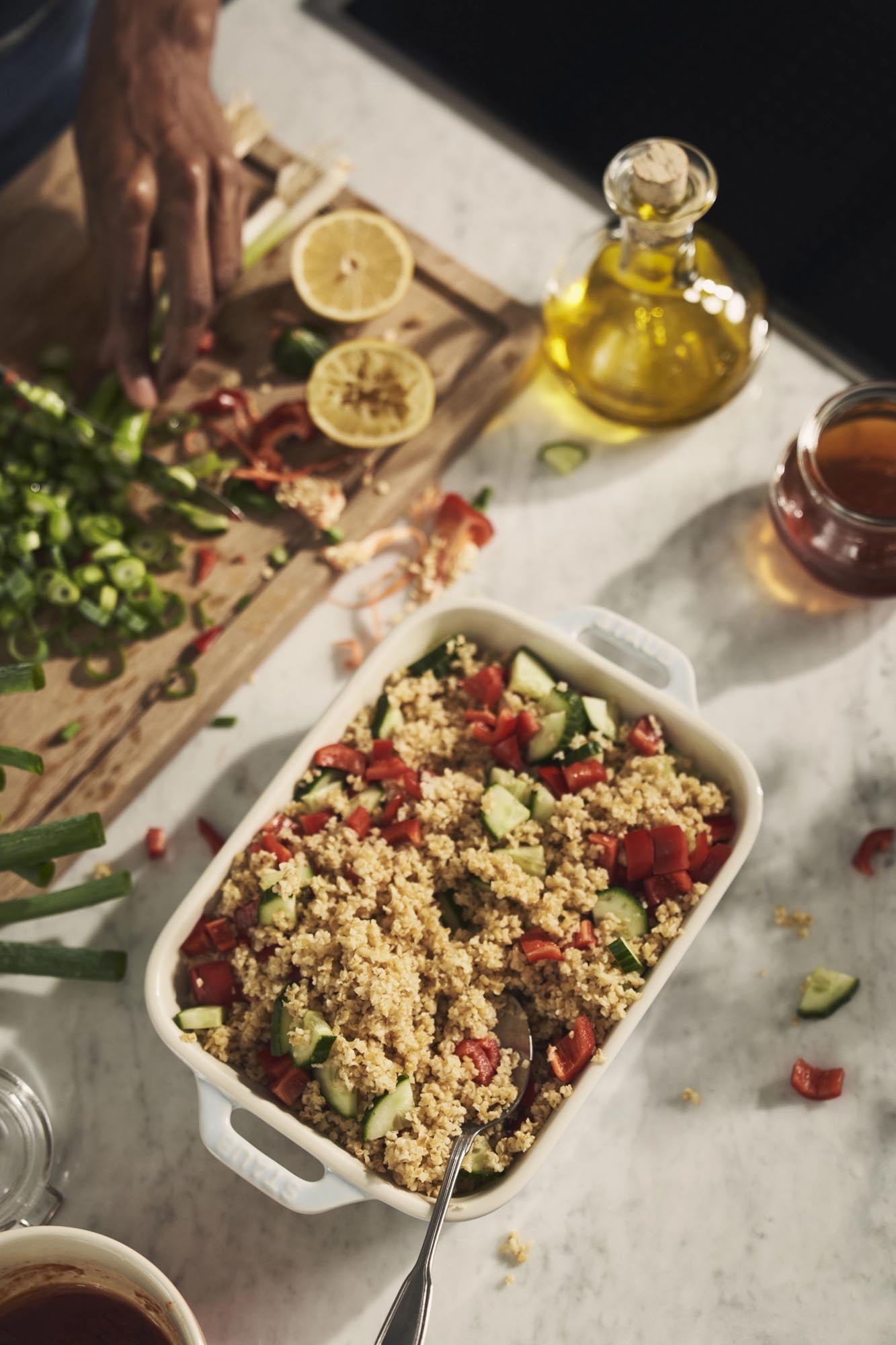 Zweiteiliges Keramik-Ofenformset von Staub in stilvollem Hellblau, perfekt für Backen und Servieren, Grössen: 20x16 cm und 27x20 cm.