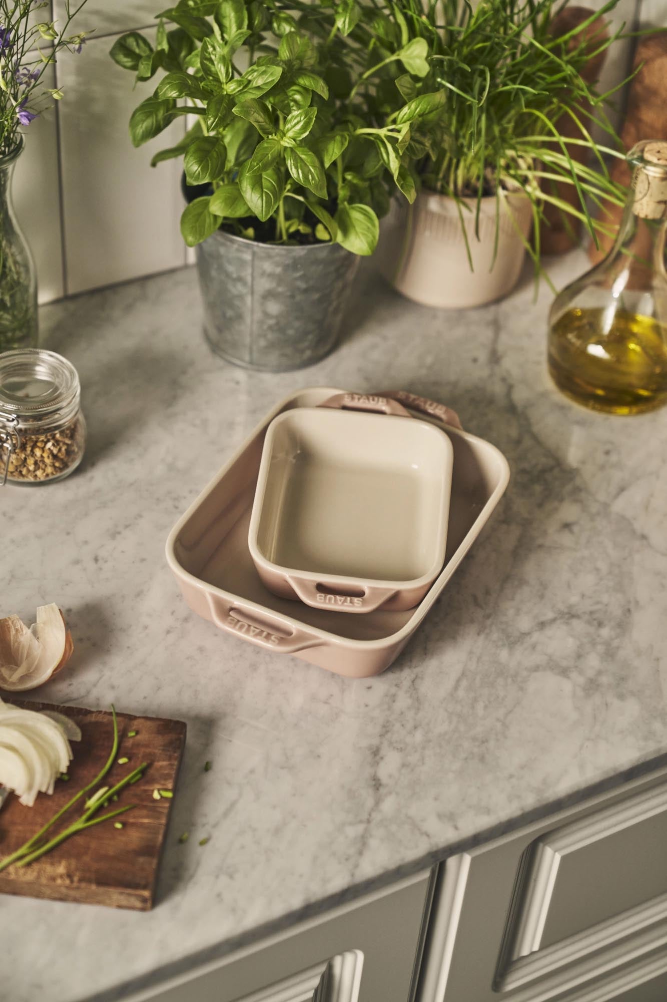 Elegantes 2-teiliges Ofenformset aus Keramik in sanftem Rosa, ideal zum Backen und Servieren, Masse: 20x16 cm und 27x20 cm.