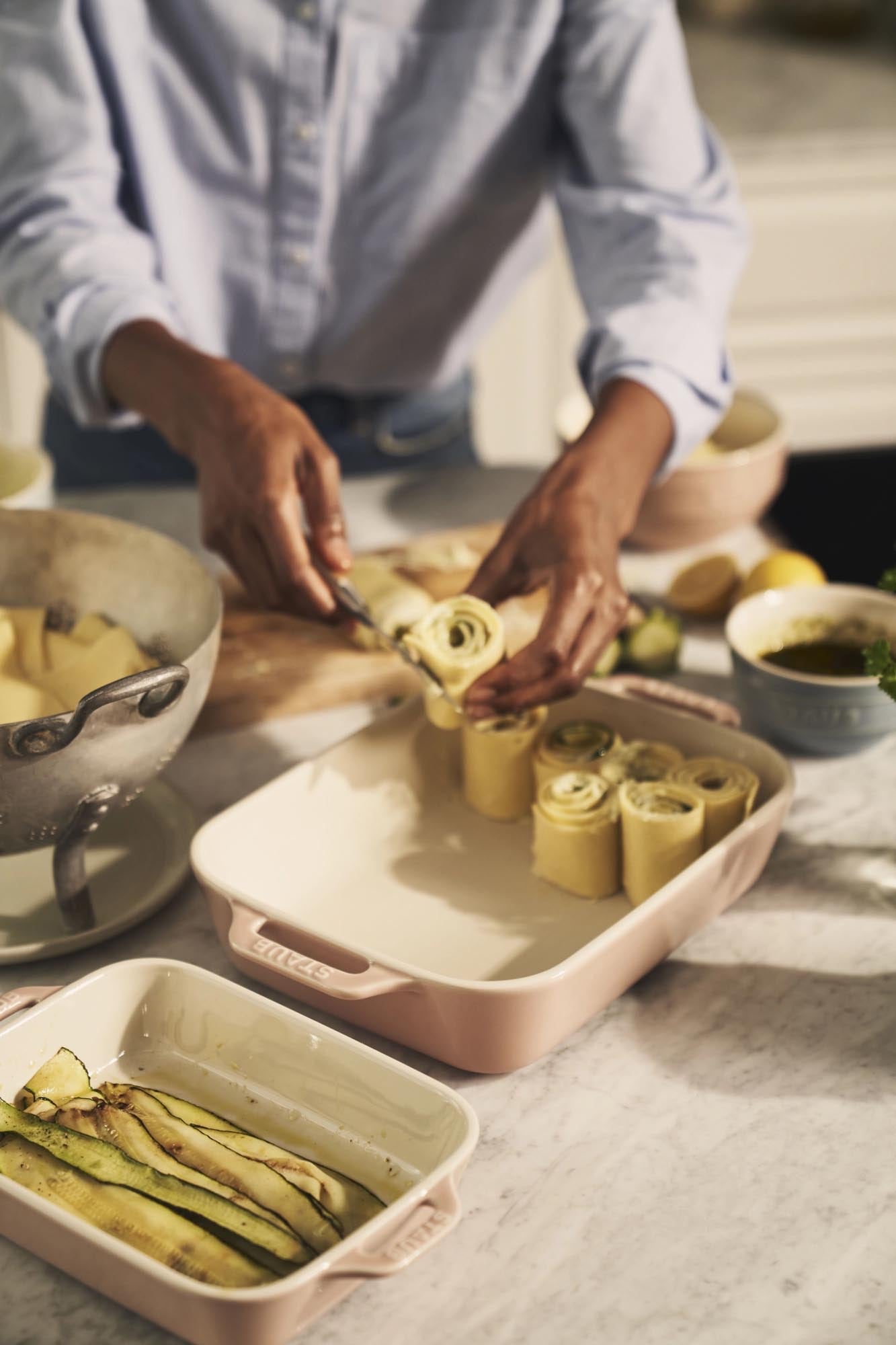 Zweiteiliges Keramik-Ofenformset in zartem Rosa, perfekt für Backen und Servieren, Grössen: 20x16 cm und 27x20 cm.