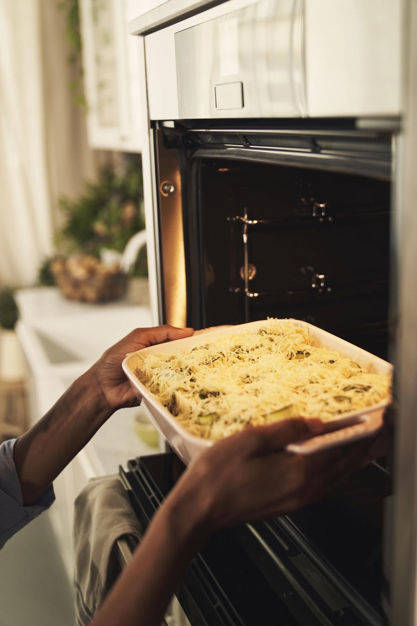 Zweiteiliges Keramik-Ofenformset in zartem Rosa, perfekt für stilvolles Backen und Servieren, Grössen: 20x16 cm und 27x20 cm.