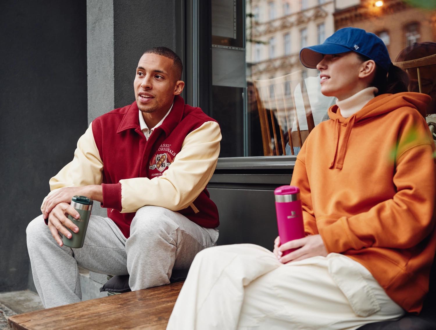 Der Stanley AeroLight Transit Mug 0.35l in Hammertone Green ist ein isolierter, leichter und strapazierfähiger Becher für unterwegs.