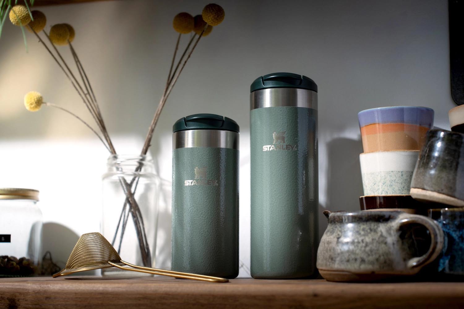 Der AeroLight Transit Mug 0.35l von Stanley in Hammertone Green ist ein leichter, robuster und isolierter Becher für Reisen und Outdoor.
