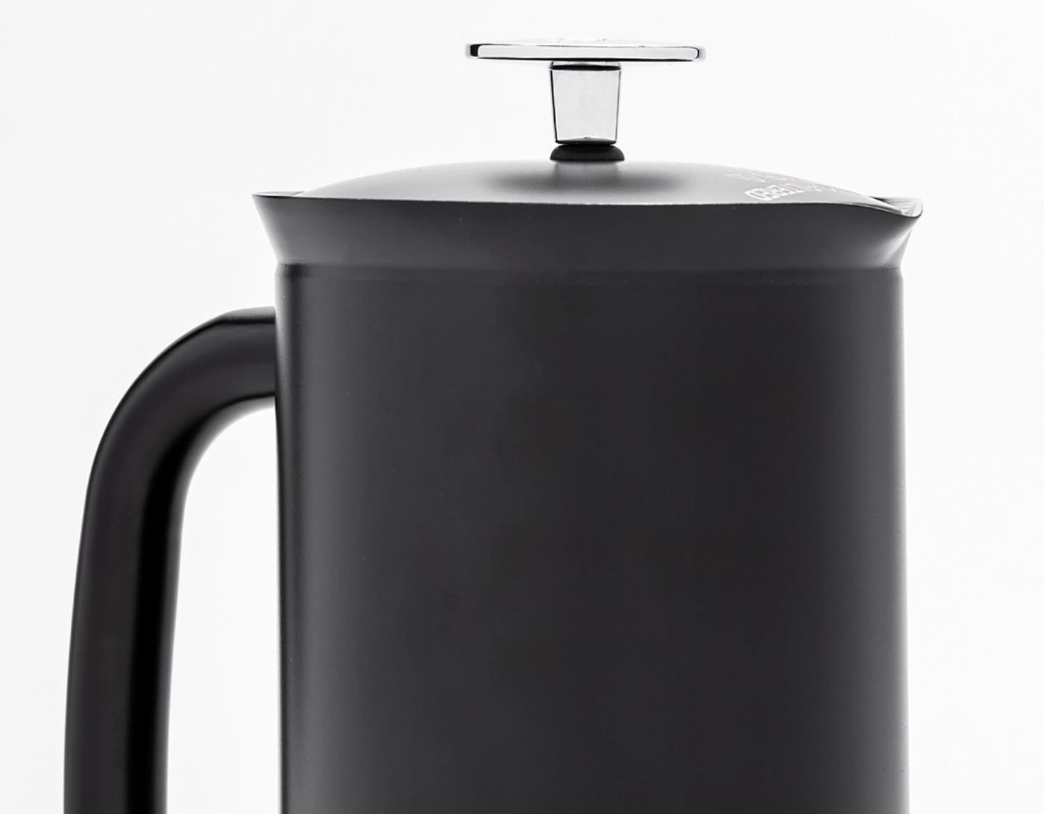 Elegante Espro P7 French Press, 946ml, aus schwarzem Edelstahl, mit doppeltem Filtersystem für reinen Kaffeegenuss.