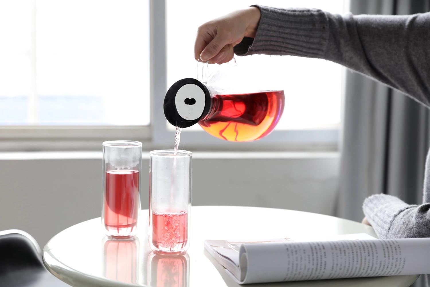 Elegante 2L Infusionskaraffe aus Borosilikatglas von Viva, perfekt für Eistee und aromatische Getränke, robust und stilvoll.