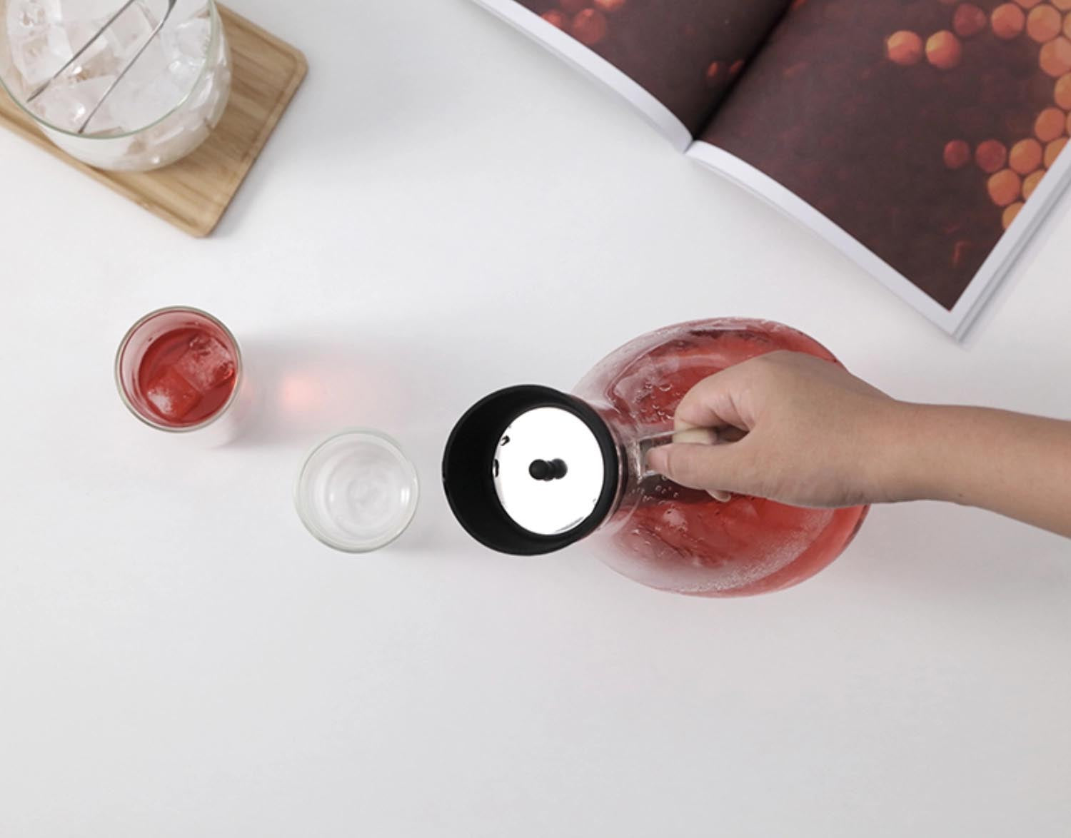 Grosse 2L Infusionskaraffe aus Borosilikatglas von Viva, ideal für Eistee und aromatische Getränke, stilvoll und langlebig.