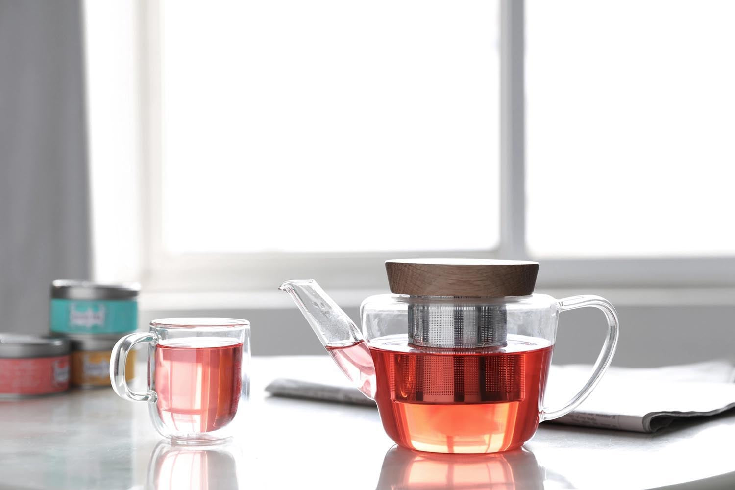 Moderner Teekrug aus robustem Borosilikatglas, 0.5l, mit edlem Holzdeckel, perfekt für stilvollen Teegenuss und zeitloses Design.