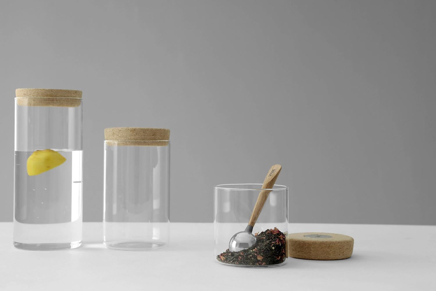 Eleganter Teelöffel aus Edelstahl mit Holzgriff, 15,5 cm lang, ideal für Tee und Desserts. Hochwertige Verarbeitung von Viva.