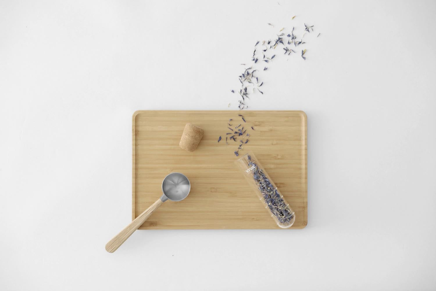 Eleganter Teelöffel aus Edelstahl mit Holzgriff, 15,5 cm lang, ideal für Tee und Desserts. Hochwertige Verarbeitung von Viva.