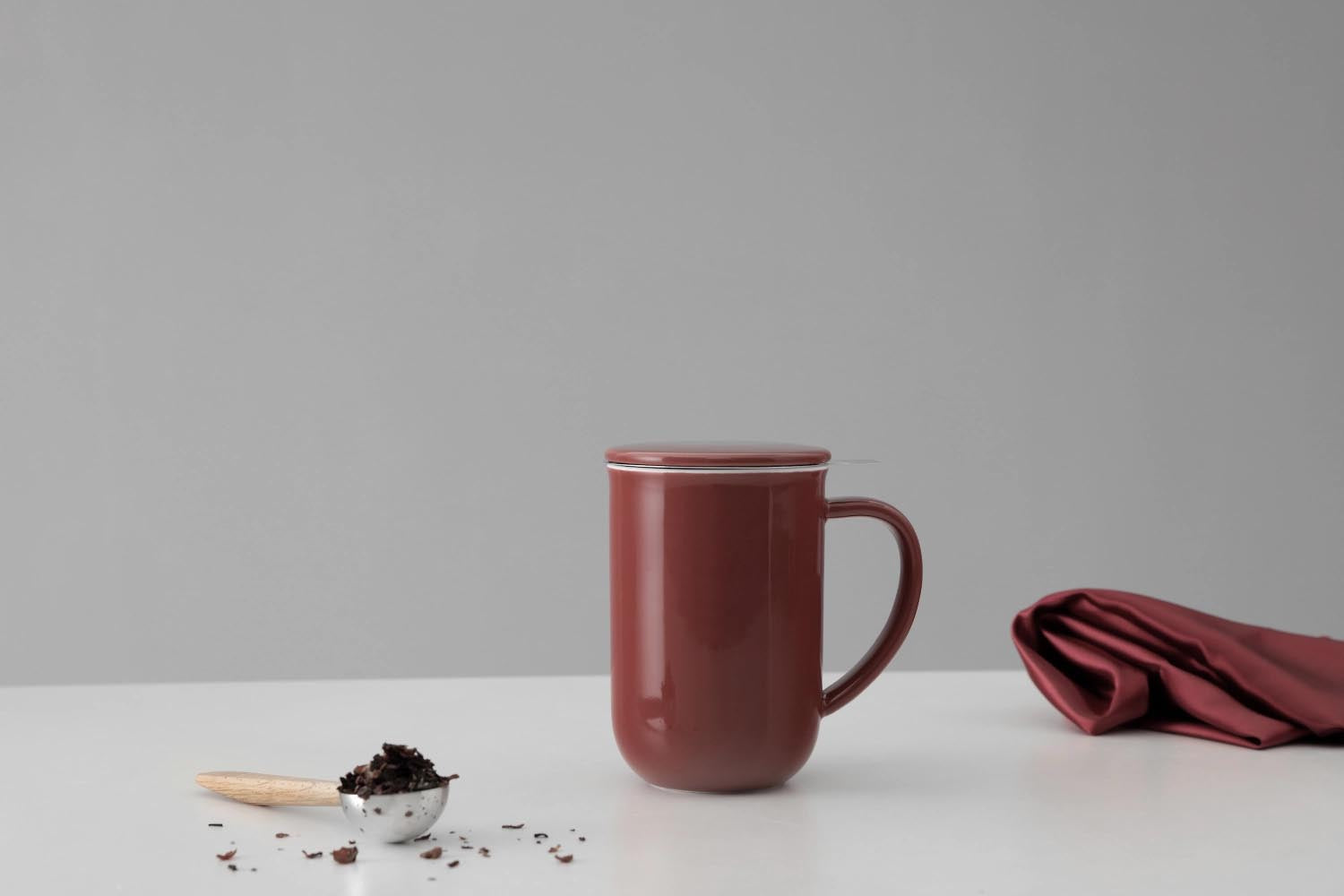 Elegante Teetasse aus Porzellan, 500ml, in stilvollem Cranberry-Rot, 14cm hoch, ideal für Teegenuss, von Viva Minima Balance.