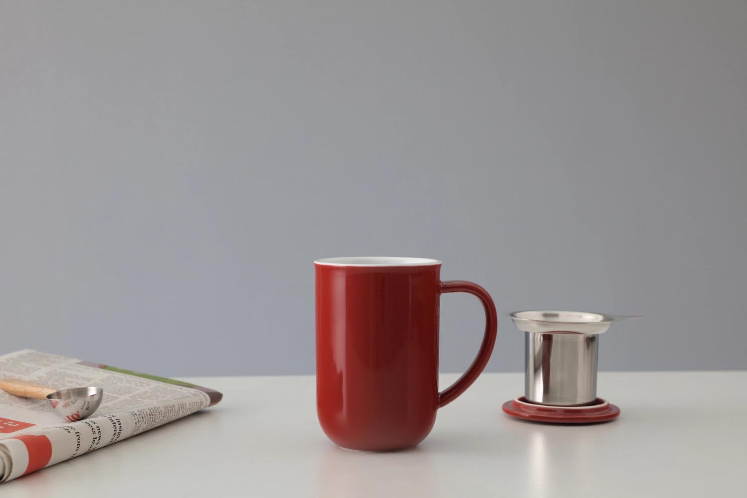 Elegante Teetasse aus Porzellan, 500ml, 14cm hoch, in stilvollem Cranberry-Rot, Viva Minima Balance, ideal für Teeliebhaber.