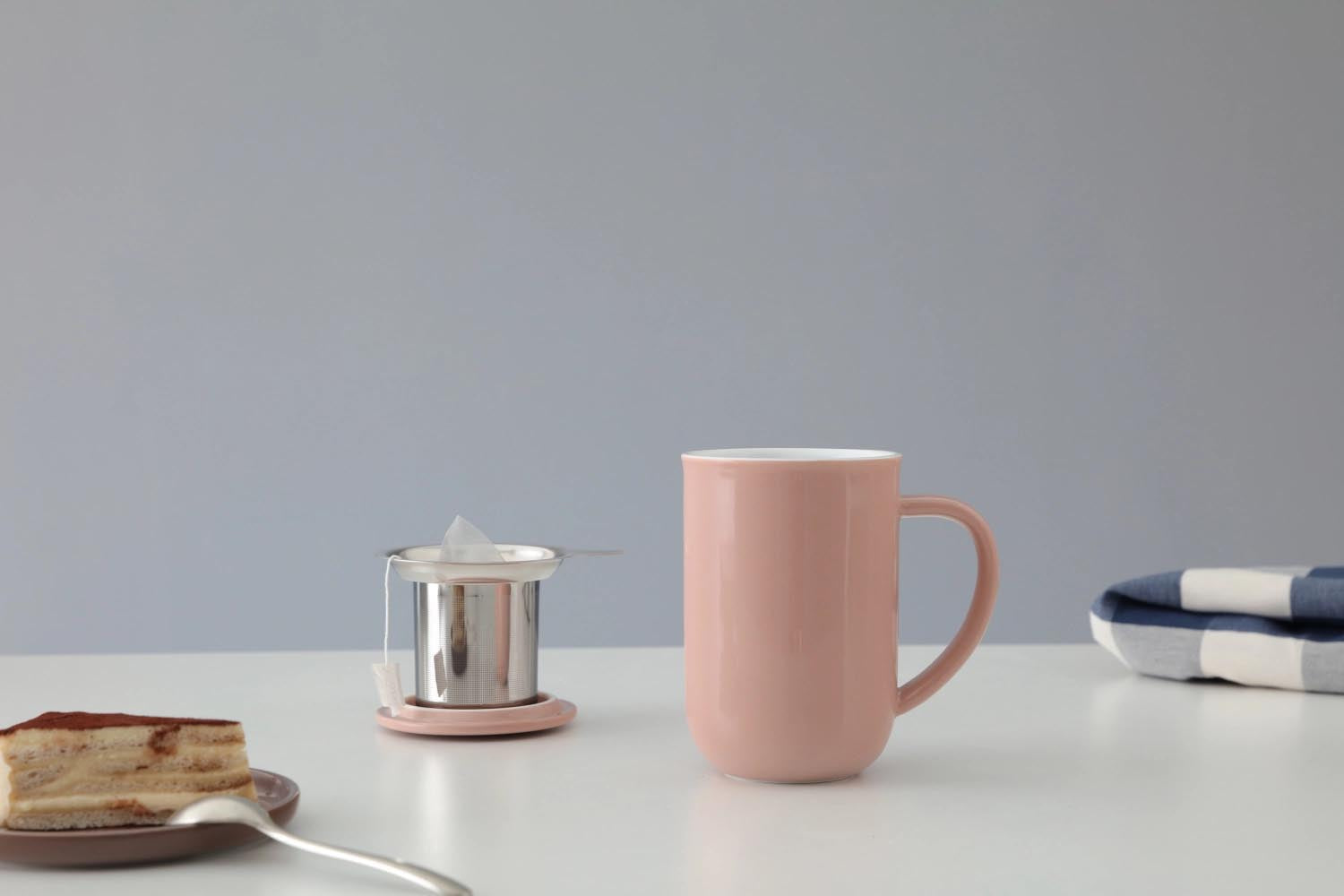 Elegante Teetasse aus Porzellan in zartem Rosé, 500ml Fassungsvermögen, 14cm hoch, ideal für stilvollen Teegenuss.