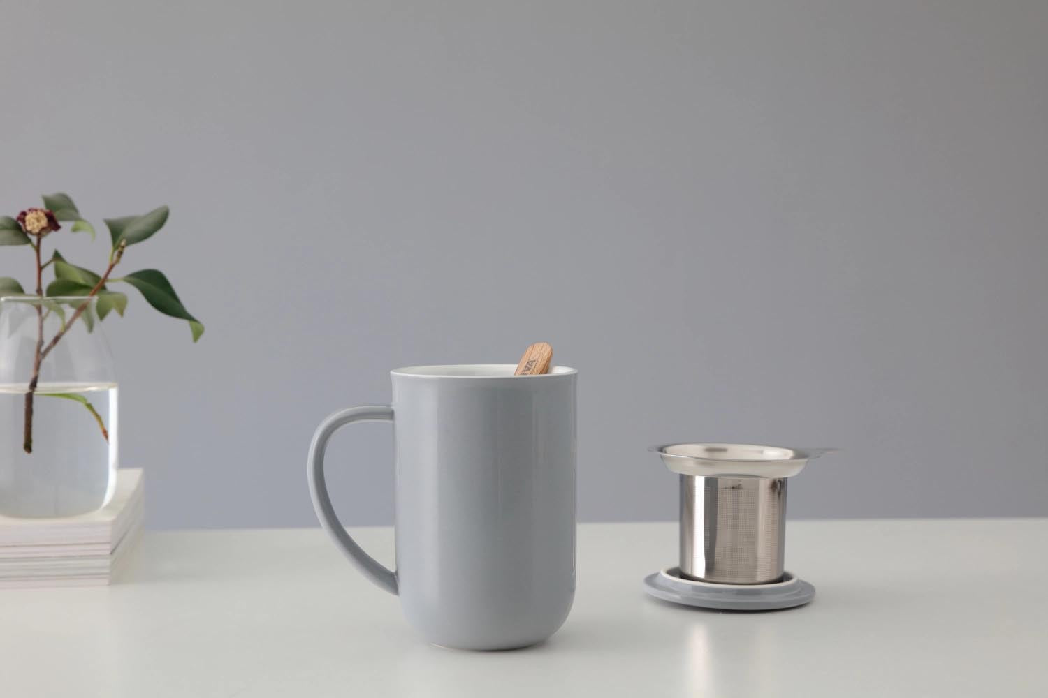 Stilvolle Teetasse aus blaugrauem Porzellan, 500ml Volumen, 14cm Höhe, ideal für den Genuss von Tee in elegantem Design.