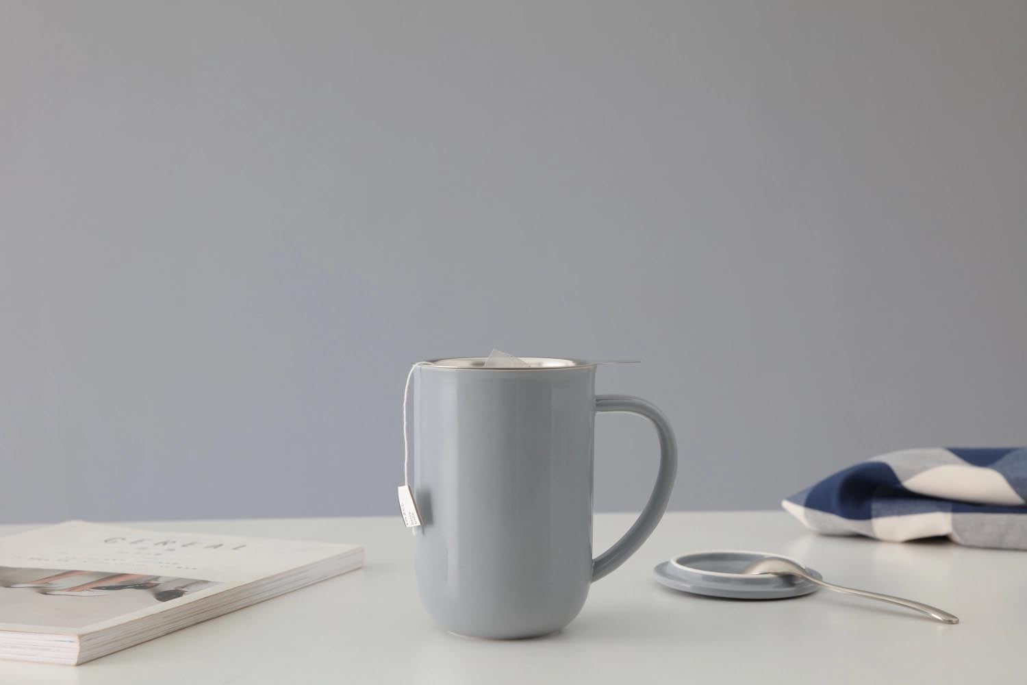 Elegante Teetasse aus blaugrauem Porzellan, 500ml Fassungsvermögen, 14cm hoch, perfekt für stilvollen Teegenuss und modernes Ambiente.