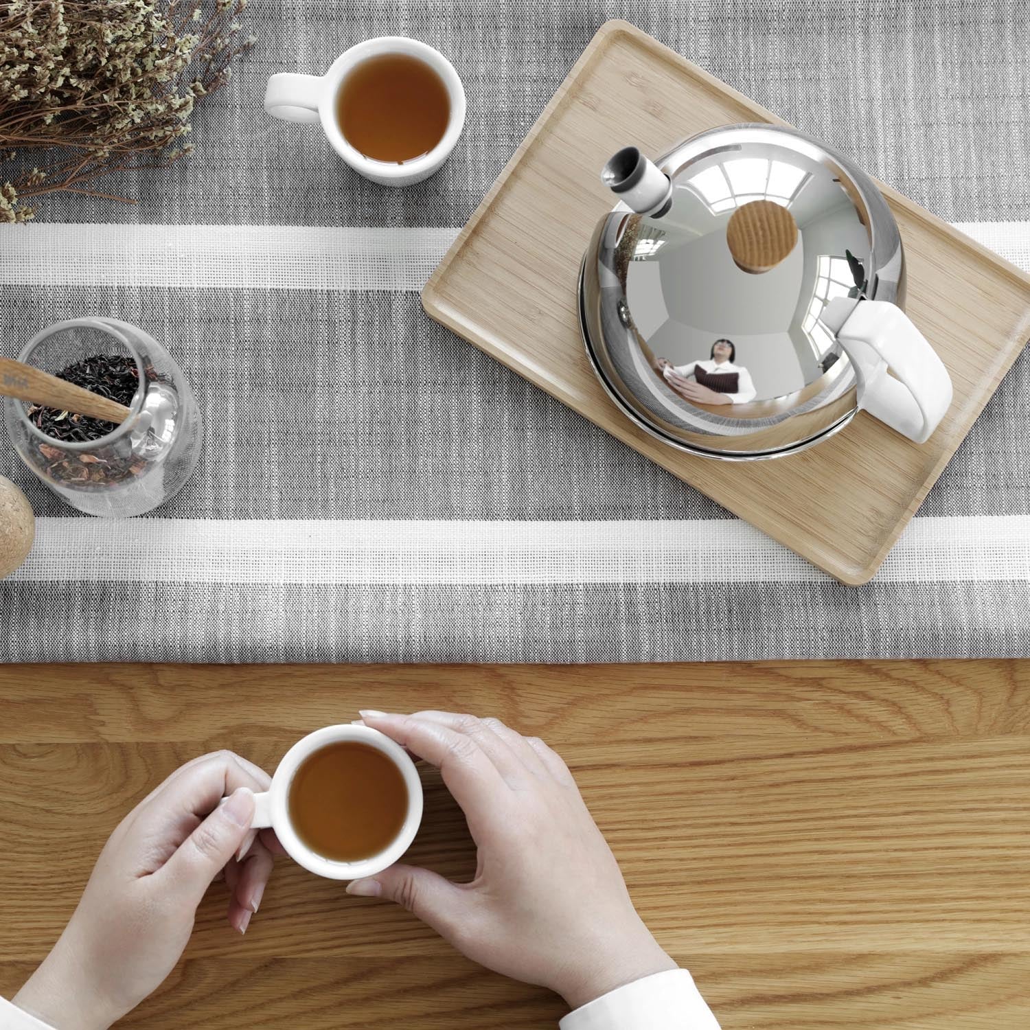 Eleganter Thomas Teekrug aus Edelstahl, 0.9l, in Silber. Ideal für stilvollen Teegenuss und modernes Design.