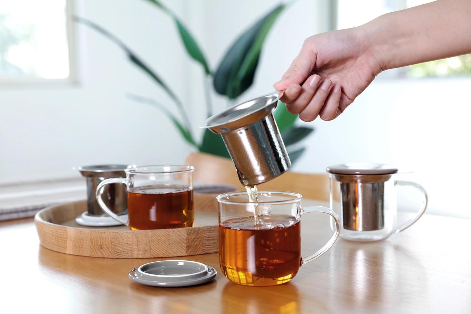 Stilvolle 400ml Teetasse aus grauem Borosilikatglas mit Infuser, ideal für modernen Teegenuss. Hochwertiges Design von Viva.