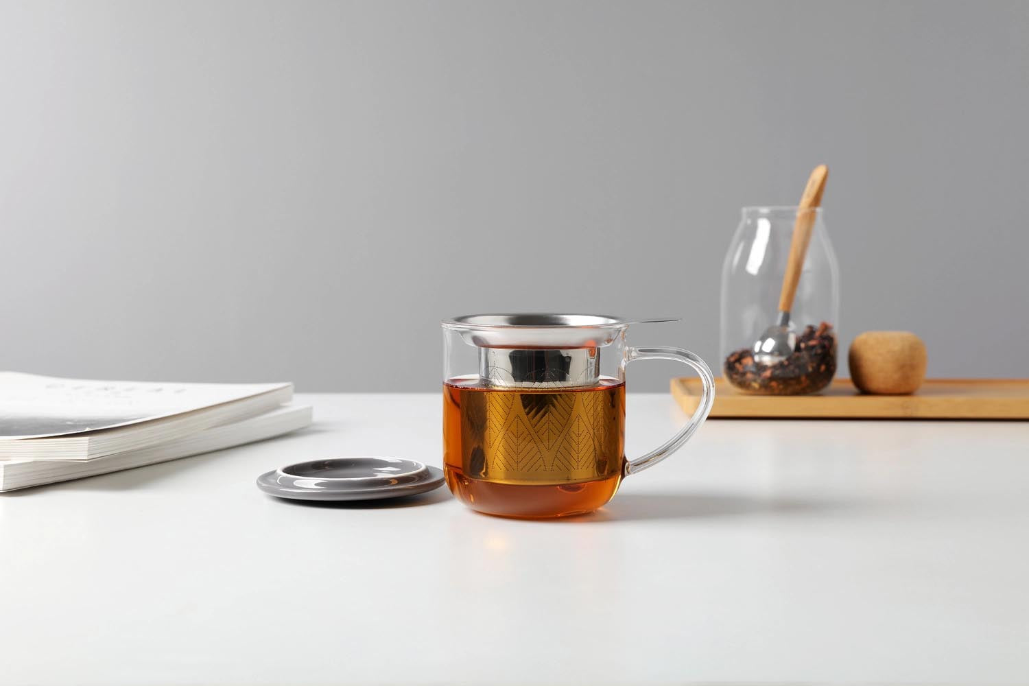 Elegante Teetasse aus grauem Borosilikatglas, 400ml, mit praktischem Infuser. Ideal für stilvollen Teegenuss.