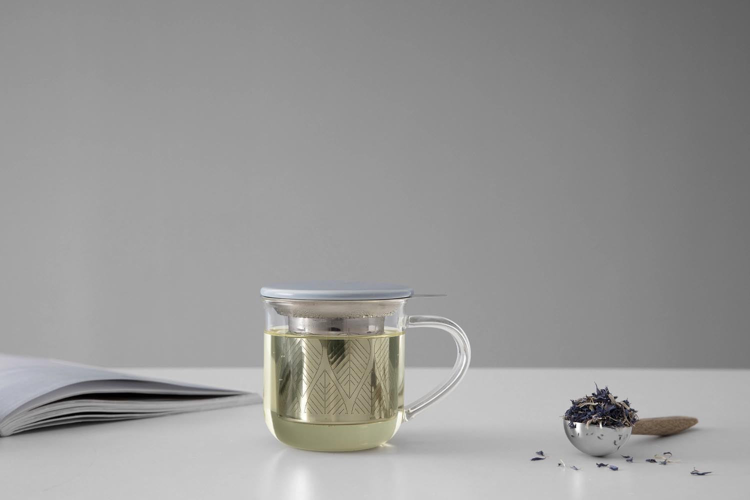 Stilvolle 400ml Teetasse aus hellblauem Borosilikatglas mit Infuser von Viva Scandinavia, ideal für Teeliebhaber.