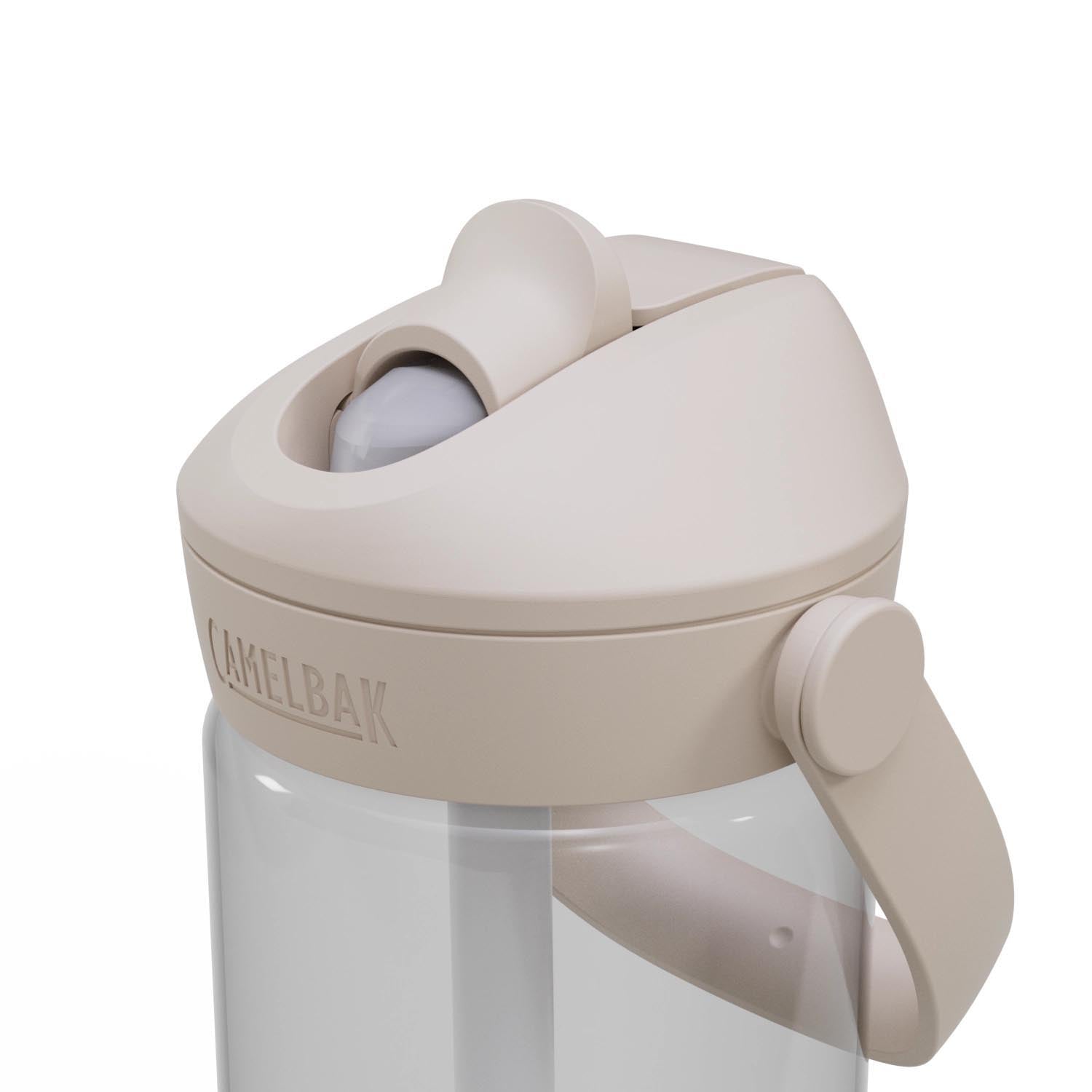 Die Camelbak Thrive Flip Straw 0.6l ist eine durchsichtige Trinkflasche mit praktischem Flip-Strohhalm, perfekt für unterwegs und sportliche Aktivitäten.