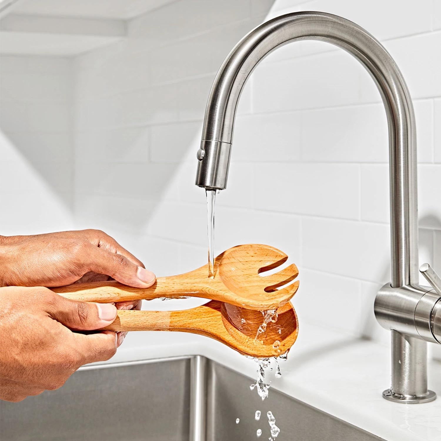 Das OXO Good Grips Salatbesteck aus Holz (15,6 cm) kombiniert Eleganz und Funktionalität, perfekt für das Servieren von Salaten.