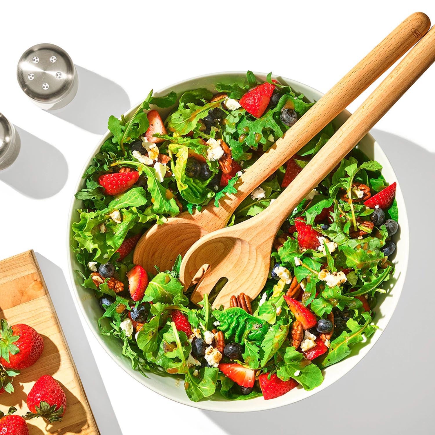 Das OXO Good Grips Salatbesteck aus Holz (15,6 cm) bietet stilvolle Funktionalität und ist ideal für das Servieren von Salaten.