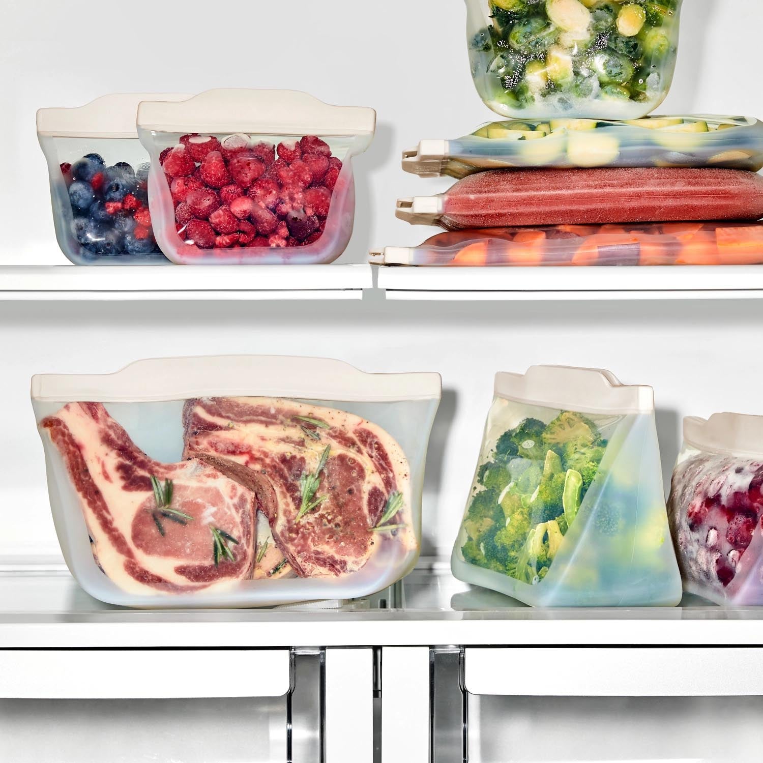 Die OXO Good Grips Silikon-Aufbewahrungstasche (825ml) ist ideal für Lebensmittel, auslaufsicher, langlebig und nachhaltig nutzbar.