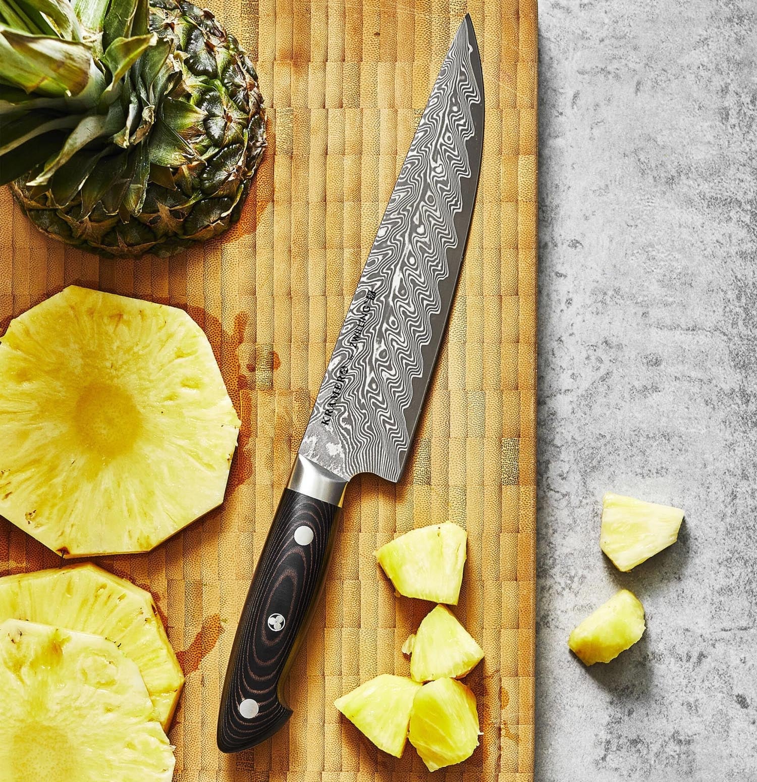 Das 20cm Kramer Euro Stainless Kochmesser von Zwilling vereint Präzision, Langlebigkeit und ein elegantes Erscheinungsbild.