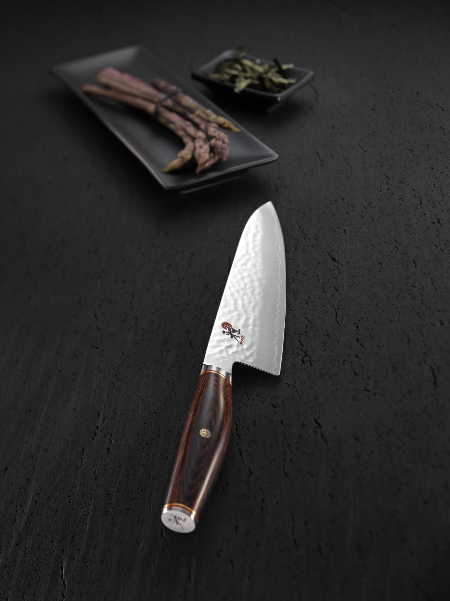 Das Miyabi 6000 MCT Rocking Santoku 18cm überzeugt mit seiner scharfen Klinge, edlem Design und ist perfekt für präzises Schneiden.