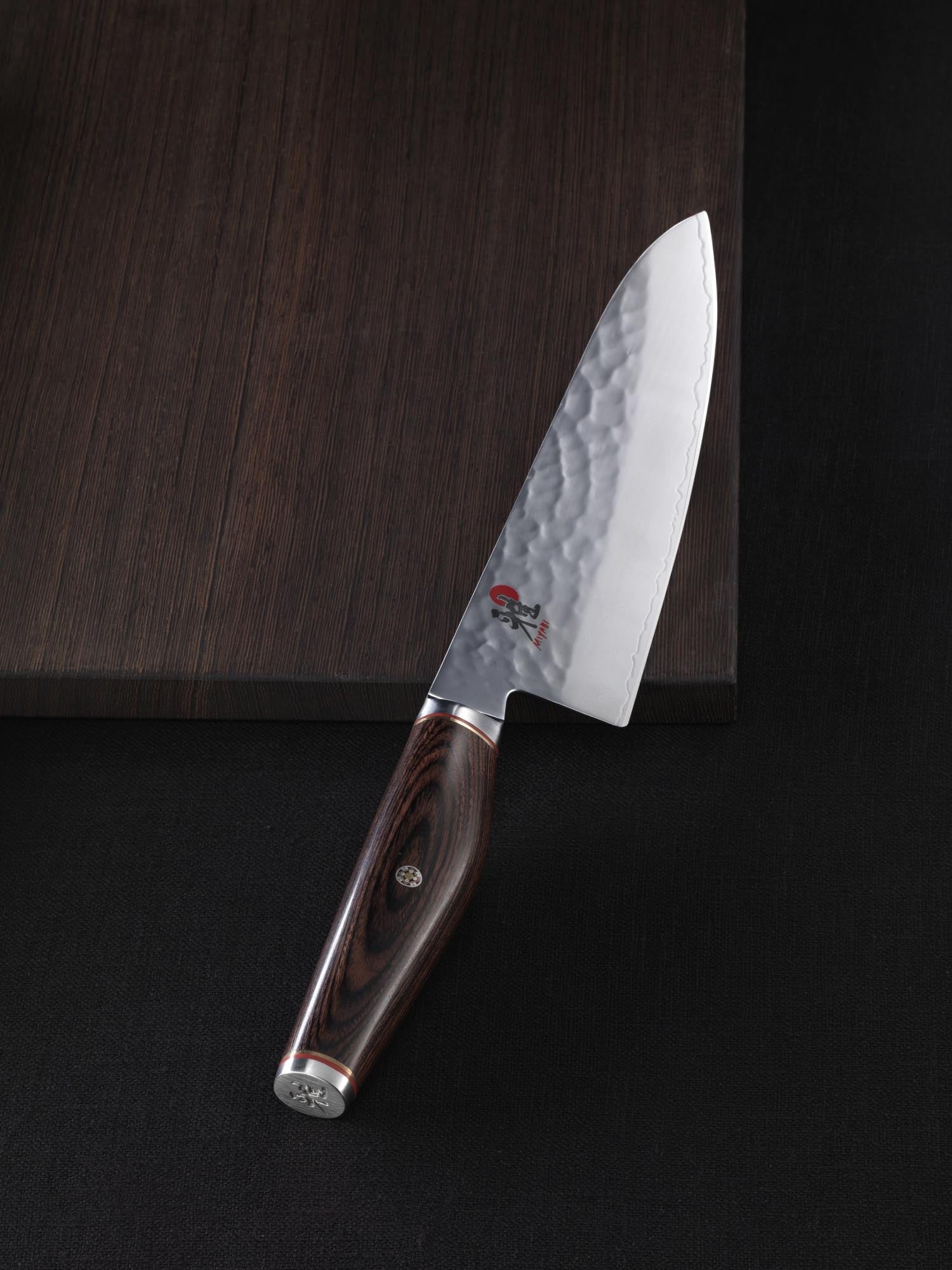 Das 6000 MCT Rocking Santoku 18cm von Miyabi kombiniert scharfe Präzision mit edlem Design für professionelle Küchen.