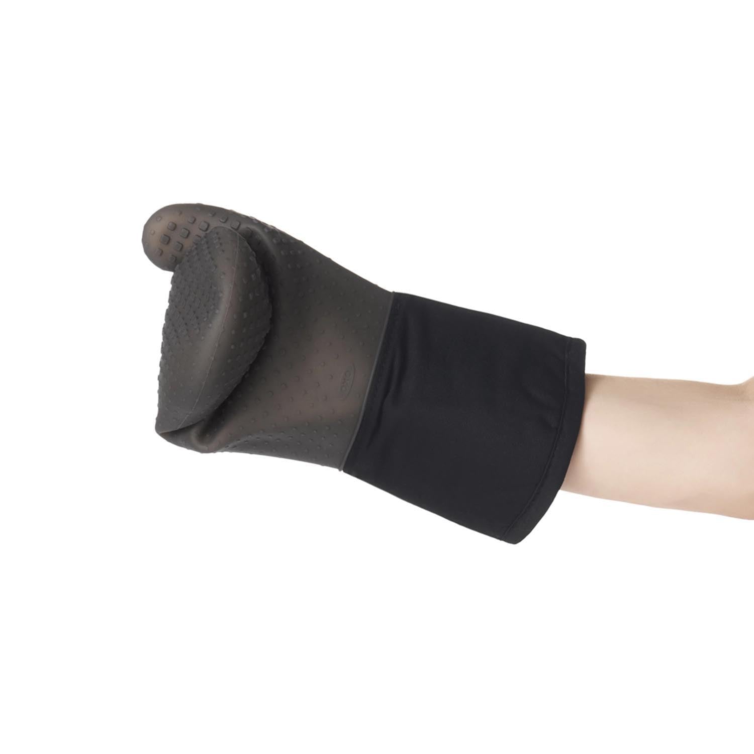 Der OXO Good Grips Ofenhandschuh in Schwarz (34,2x17,7 cm) bietet optimalen Hitzeschutz und Komfort beim Kochen und Backen.