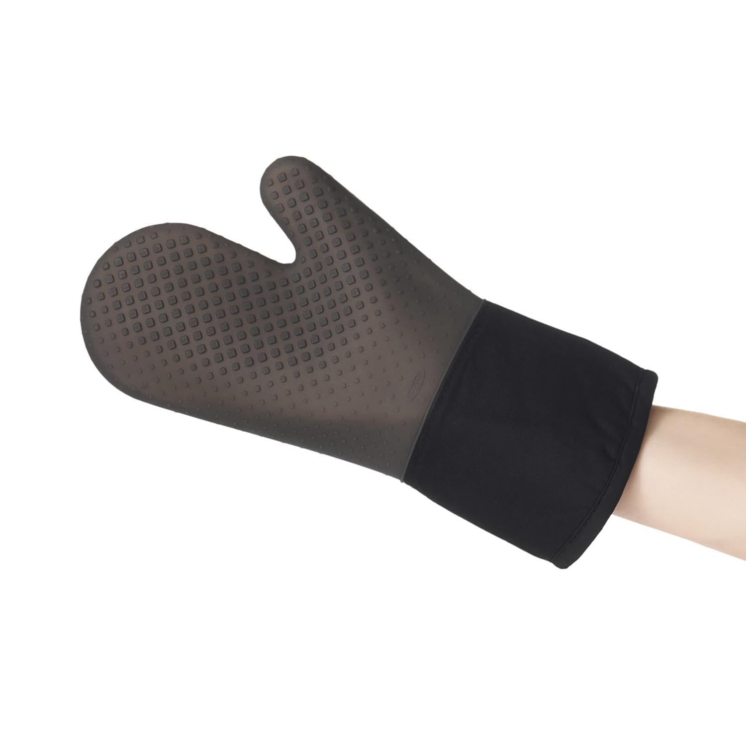 Der schwarze OXO Good Grips Ofenhandschuh (34,2x17,7 cm) kombiniert Hitzeschutz und Komfort für sicheres Kochen und Backen.