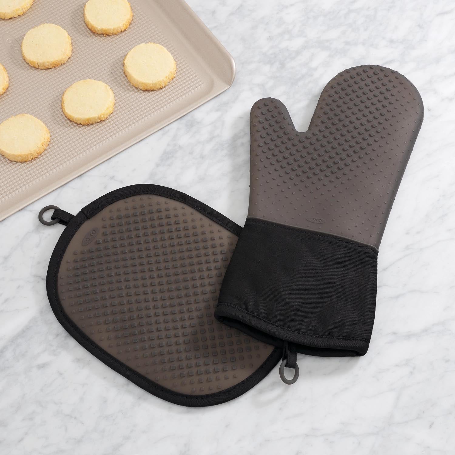 Der OXO Good Grips Ofenhandschuh in Schwarz (34,2x17,7 cm) bietet optimalen Schutz und Komfort beim Kochen und Backen.