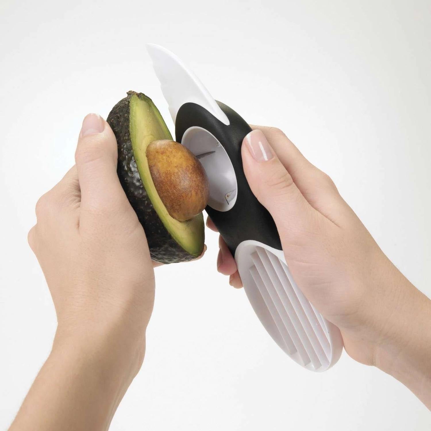 OXO Good Grips 3-in-1 Avocadoschneider in Weiss: Schneiden, entkernen und portionieren von Avocados einfach und effizient.