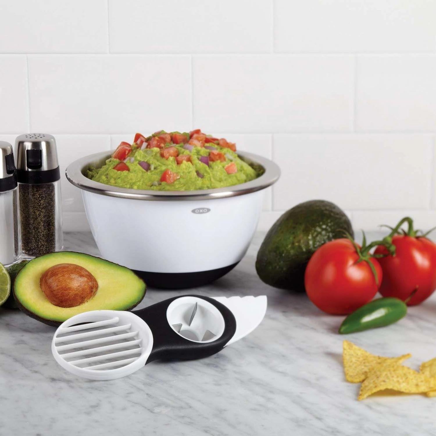 Der OXO 3-in-1 Avocadoschneider in Weiss: Schneiden, entkernen und portionieren von Avocados leicht gemacht. Ergonomisch und praktisch.