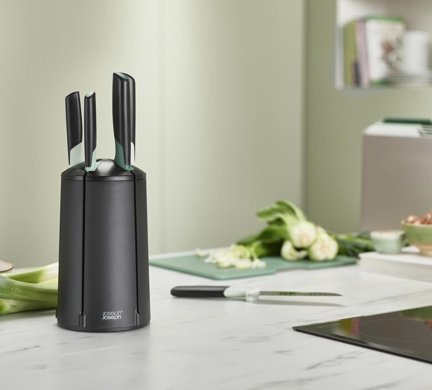 Praktisches Messer-Karussell mit 5 hochwertigen Messern in Salbeigrün, ideal für eine platzsparende und stilvolle Küche.