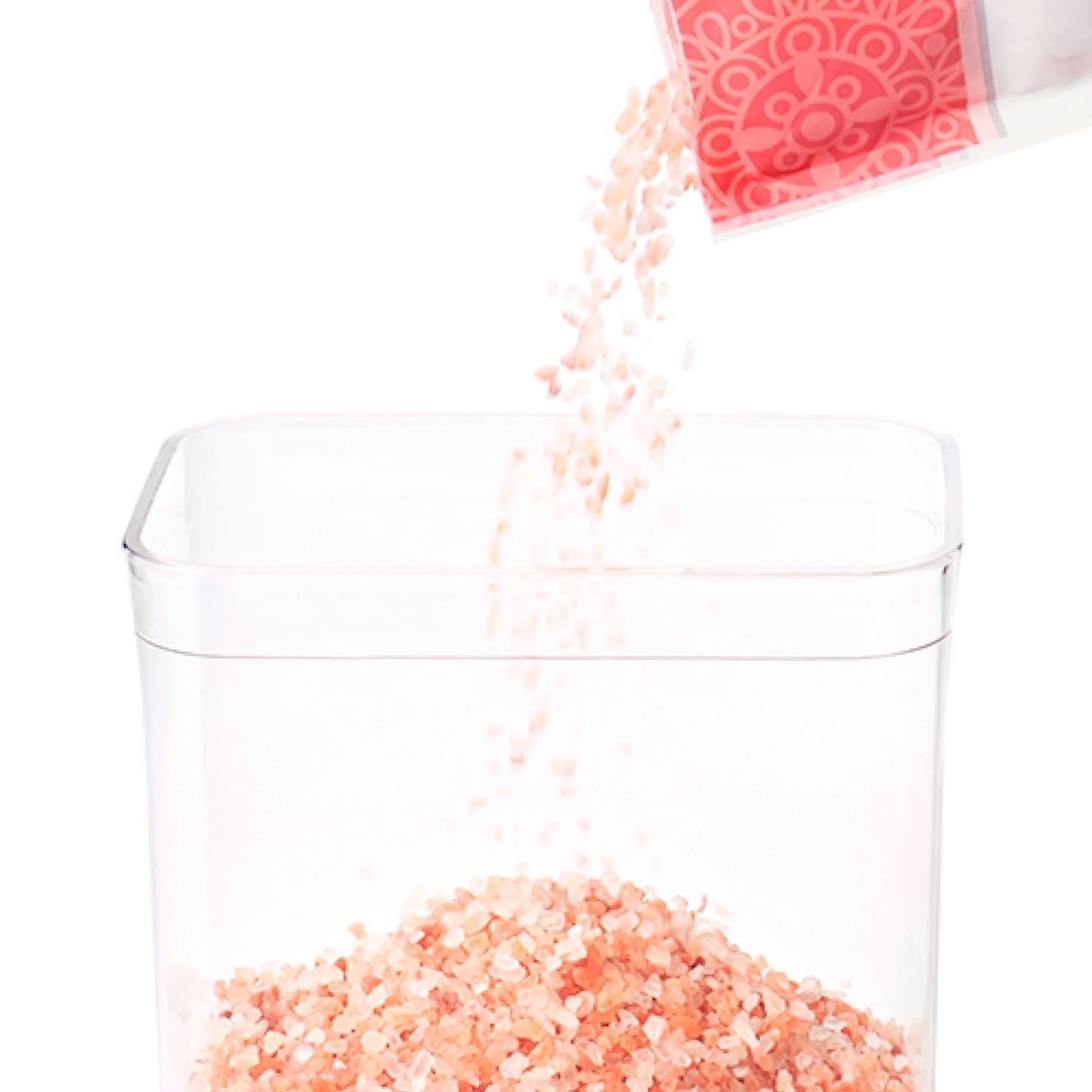 Das OXO Good Grips POP Container Set umfasst 3 luftdichte Behälter (0.6l, 1.6l, 2.6l) mit Messlöffel, perfekt für die Aufbewahrung in der Küche.