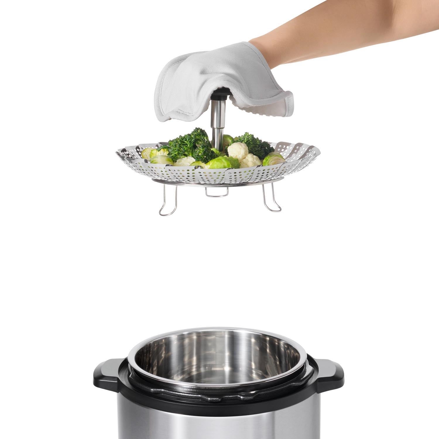 Der OXO Good Grips Steamer aus Edelstahl mit ausziehbarem Griff eignet sich perfekt für gesundes Dampfgaren in diversen Töpfen.