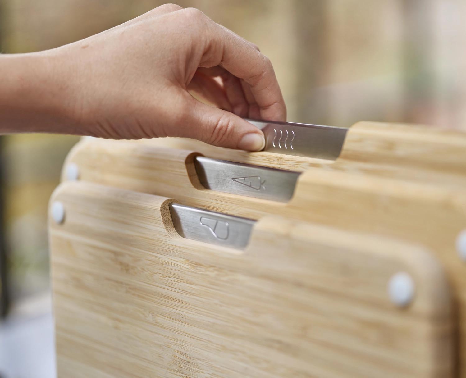 Praktisches 3er-Set Bambus-Schneidbretter mit Halterung von Joseph Joseph, perfekt für hygienisches und organisiertes Kochen.