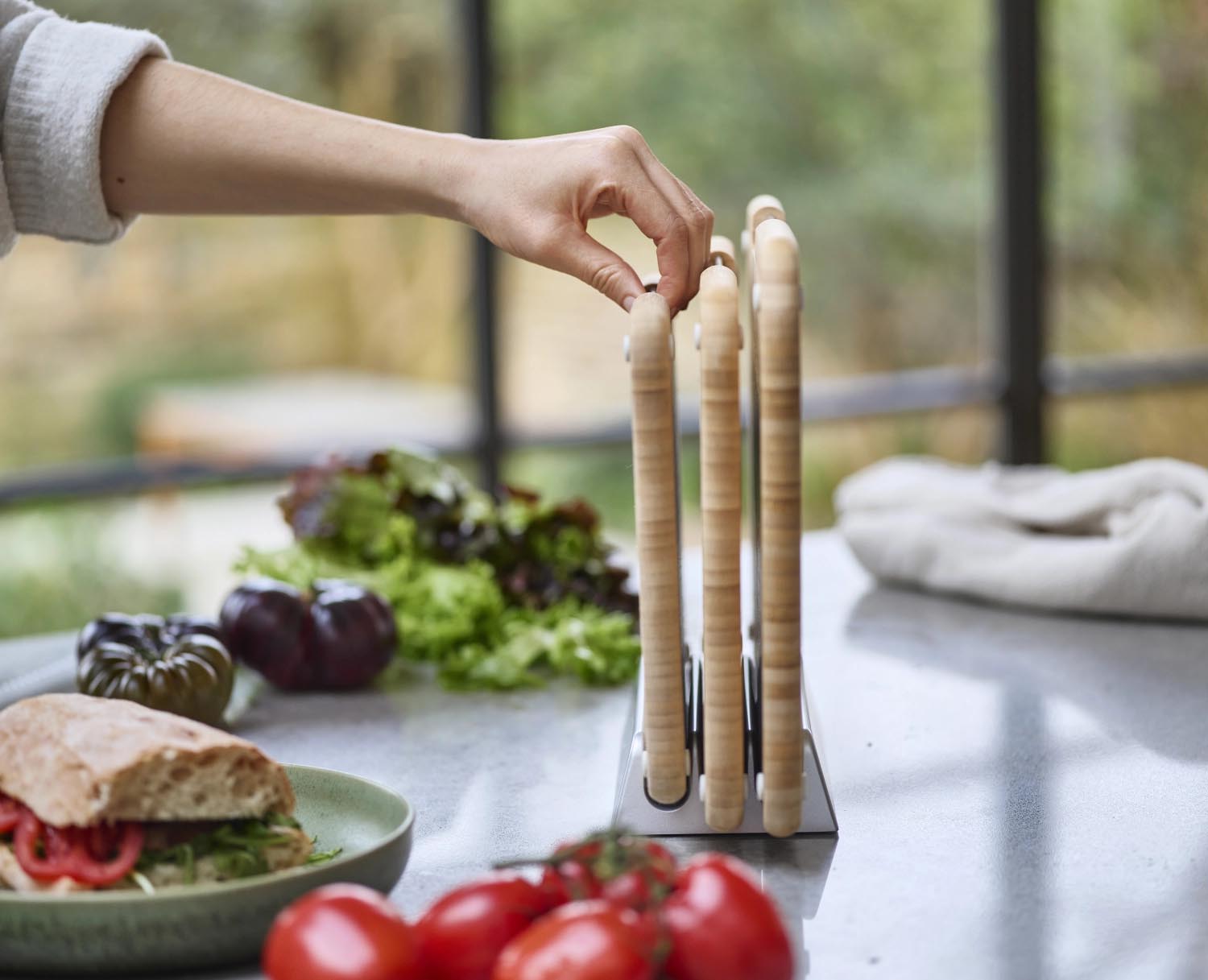 Stilvolles 3er-Set Bambus-Schneidbretter mit Halterung von Joseph Joseph, ideal für sauberes und organisiertes Arbeiten in der Küche.