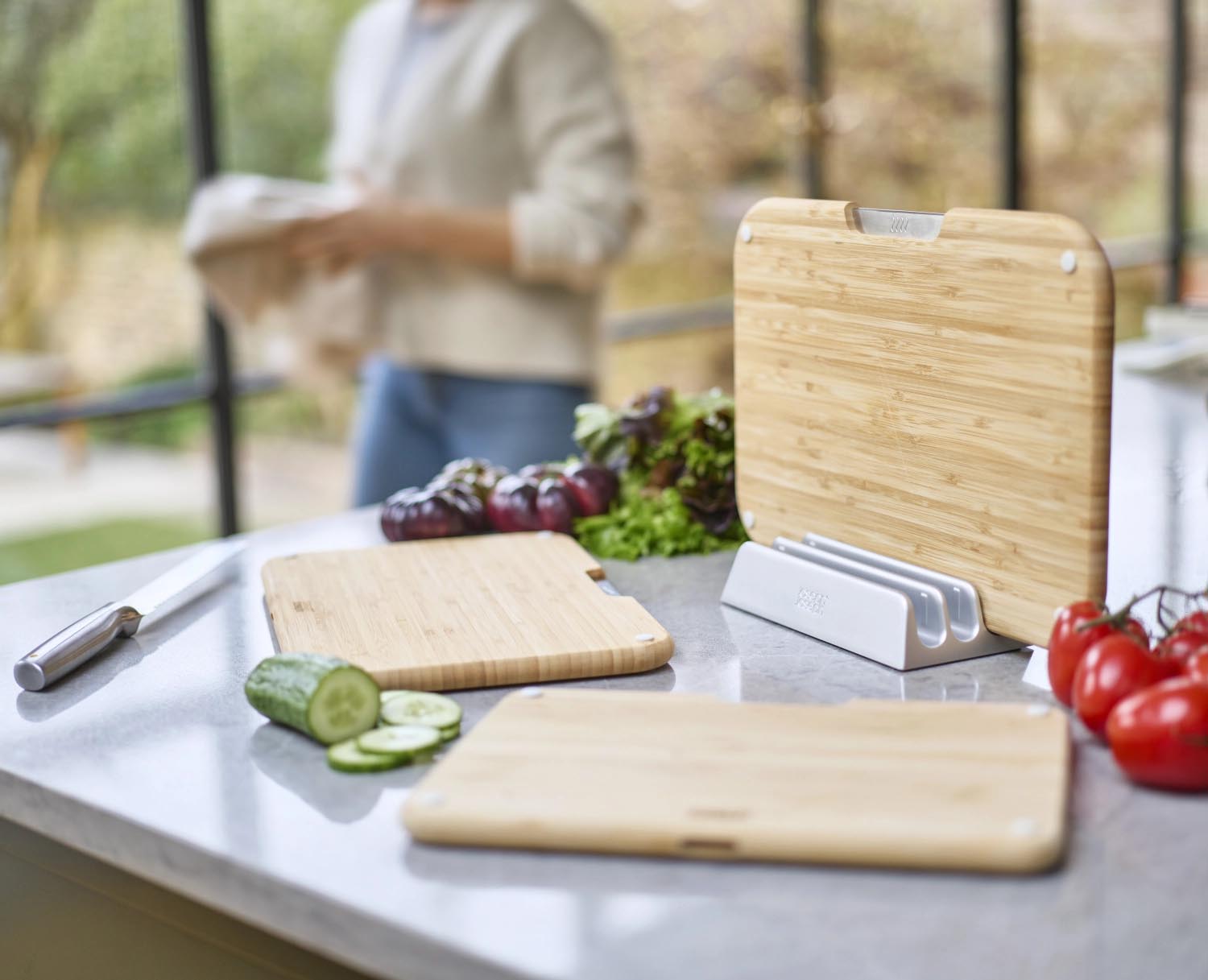 Set aus 3 Bambus-Schneidbrettern mit Halterung von Joseph Joseph, perfekt für sauberes und geordnetes Arbeiten in der Küche.